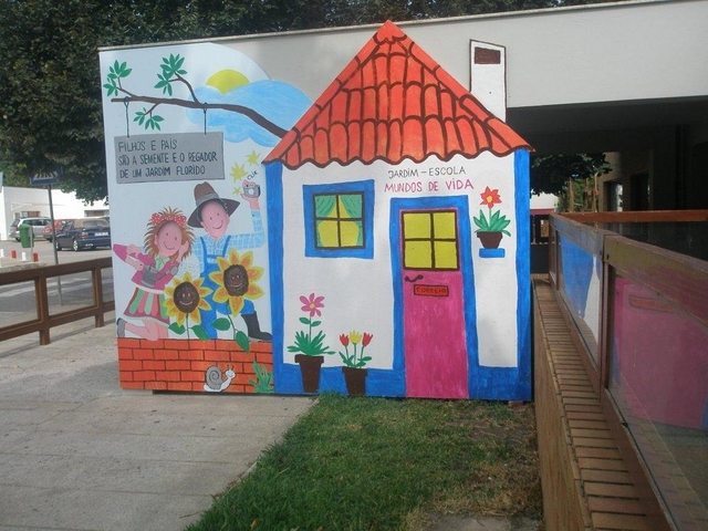 À entrada da escola, onde se podia tirar uma foto de família: Filhos e pais são a semente e o regador de um jardim florido.