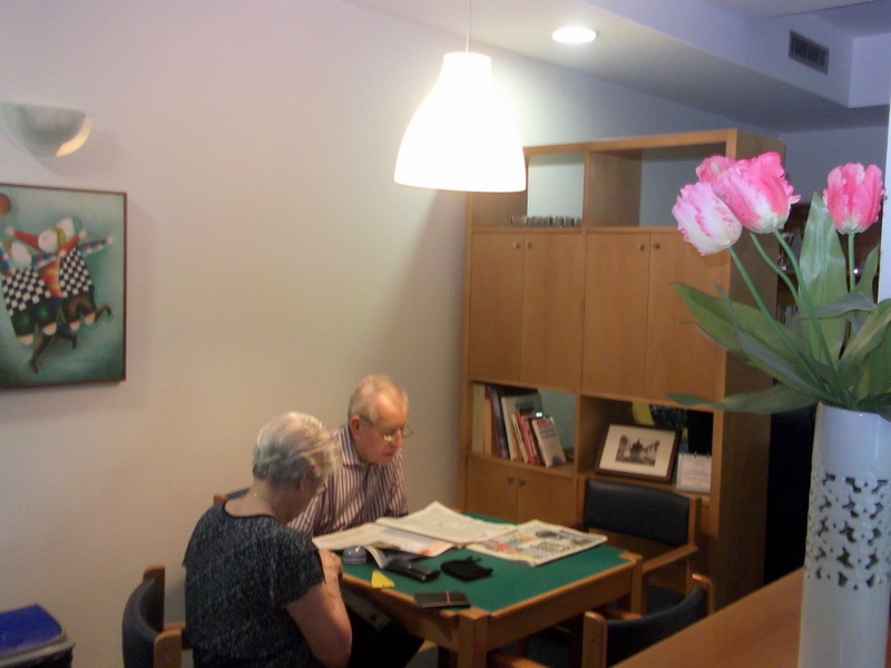 Espaço de leitura na sala de estar principal