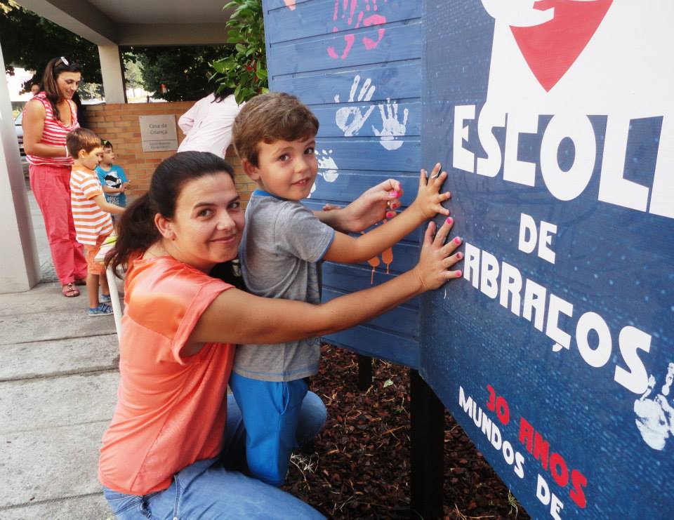 Escola de Abraços - Painel à entrada da escola onde pais e filhos deixam a sua marca