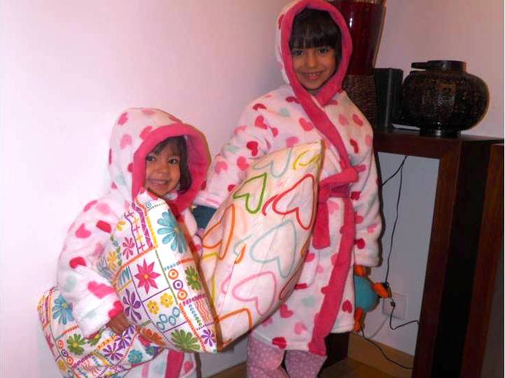 As manas Joana e Inês preparadas para saírem de casa para a escola no Dia Nacional do Pijama