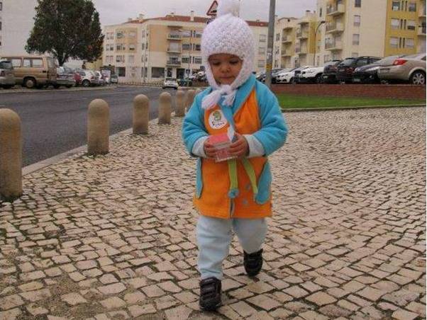 Depois da escola, Estrelinha, começa a sua missão, de gorro e autocolante no roupão.